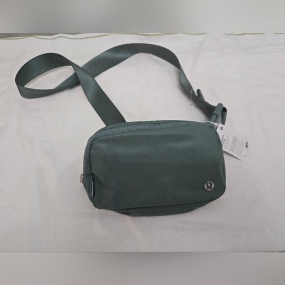 New Lululemon 1L Everywhere Belt Bag - Picture 1 of 7